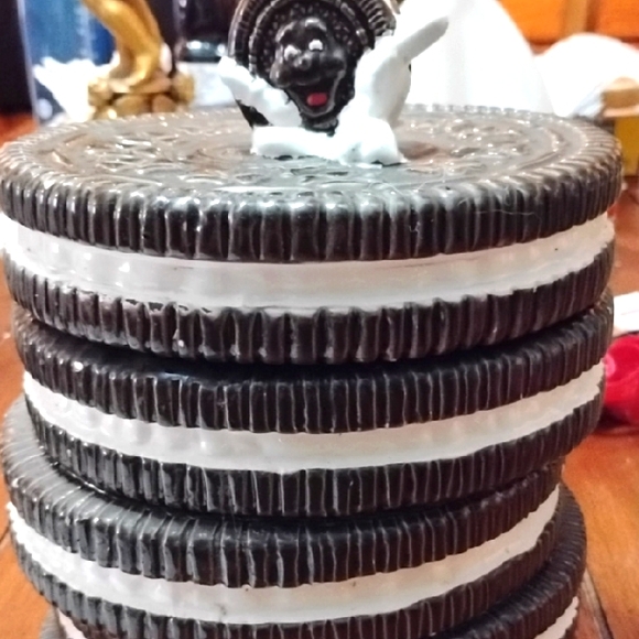 Vintage stacked Oreo cookie jar